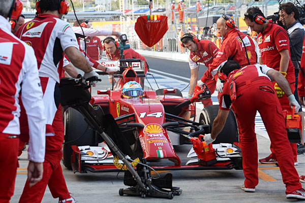 Гонщик команды Ferrari Фернандо Алонсо во время свободных заездов Гран-при России.