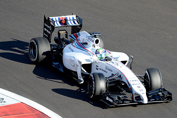 Гонщик Williams Фелипе Масса принимает участие в свободных заездах.