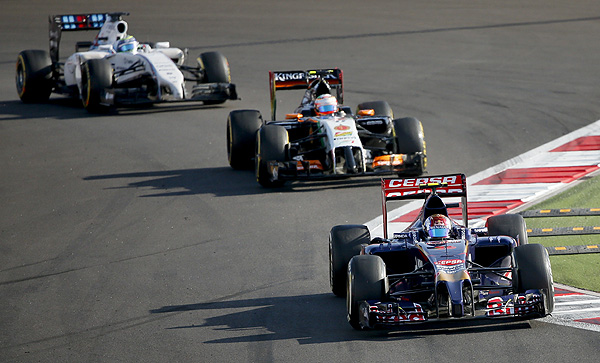 Российский гонщик "Формулы-1" Даниил Квят (на переднем плане) во время гонки в Сочи.