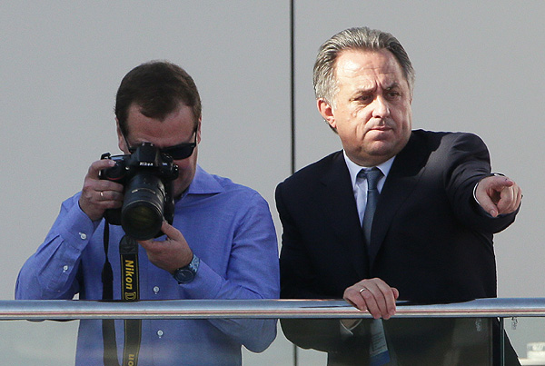 Председатель правительства РФ Дмитрий Медведев и министр спорта Виталий Мутко наблюдают за гонкой.