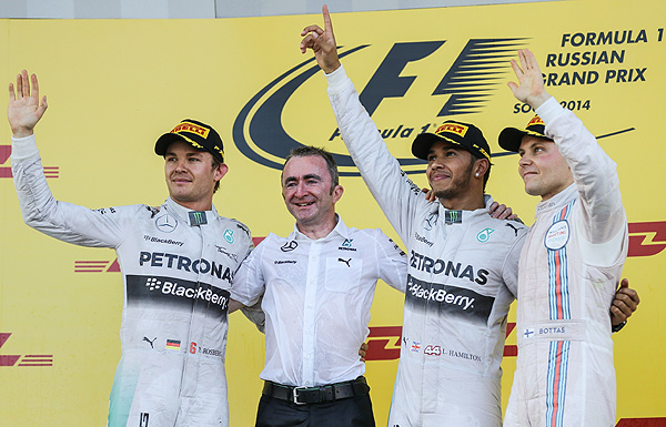 Слева направо: Нико Росберг (второе место), технический директор Mercedes Падди Лоу, Льюис Хэмилтон (первое место) и Вальттери Боттас (третье место) во время церемонии награждения.