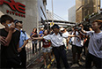 Полицейский не дает перерасти жаркому диалогу между участниками гонконгских событий в нечто большее.
