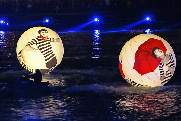 Шоу-спектакль "Вокруг света меньше, чем за час" у Останкинского пруда.