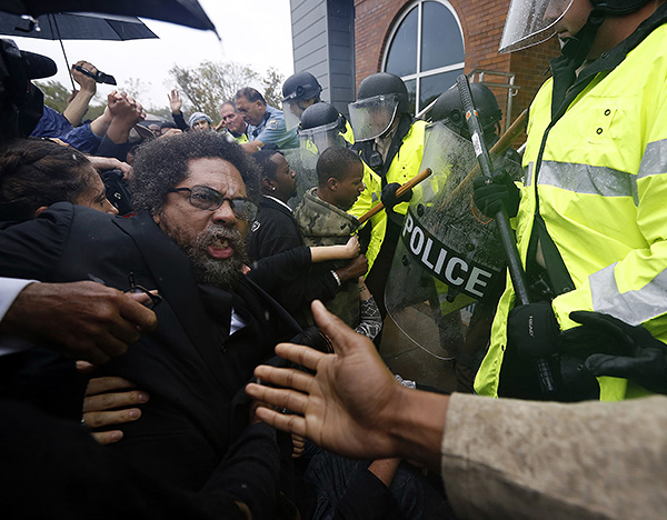 9 августа сотрудник местной полиции застрелил 18-летнего чернокожего подростка Майкла Брауна, что вызвало большой резонанс среди местных жителей, большая часть которых - афроамериканцы. Согласно версии полиции, полицейский Даррен Уилсон и его напарники получили сообщение о вооруженном ограблении магазина и отправились по вызову. На улице у них произошла стычка с двумя молодыми людьми. Один из них якобы напал на полицейского, затолкал его в машину и попытался отобрать оружие. После этого нападавший - Майкл Браун - был застрелен.