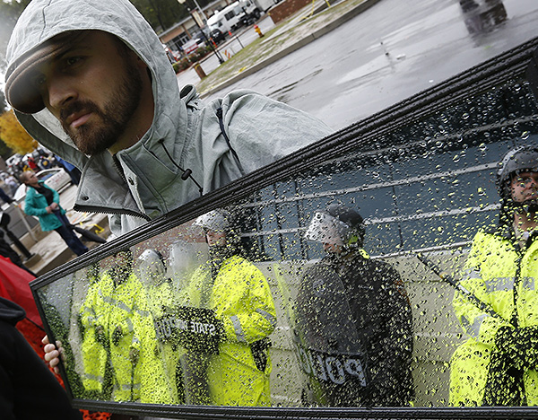 16 августа в Фергюсоне в связи с беспорядками были введены чрезвычайное положение и комендантский час. 18 августа комендантский час был отменен.