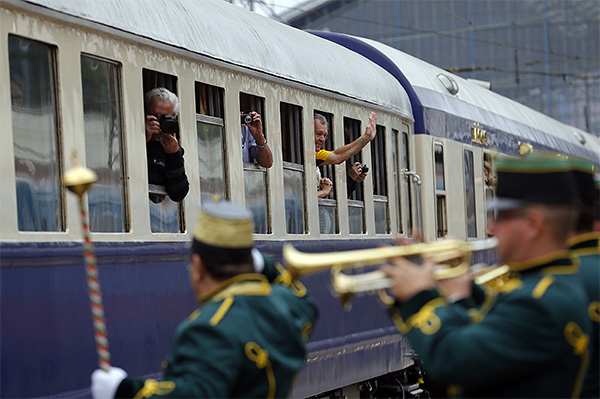 Музыканты приветствуют состав.