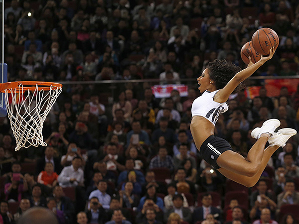 В перерыве баскетбольного матча между "Бруклин Нетс" и "Сакраменто Кингс" в Пекине.