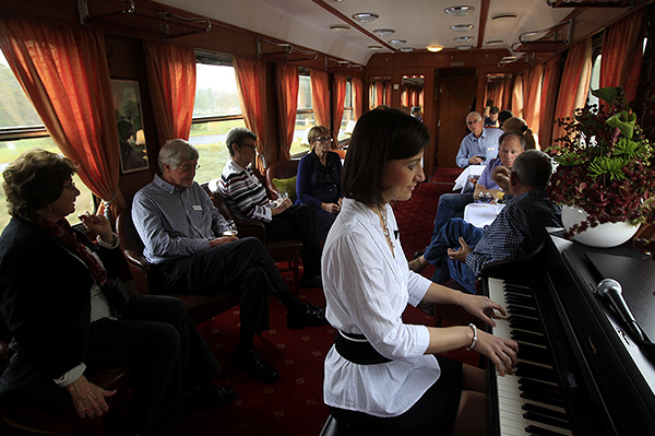 За две недели поезд пройдет Балканы, Босфор, восточную Турцию. Конечная остановка - Иран. Для того, чтобы пассажиры не заскучали во время путешествия длиной 7 тыс. километров, в пути их ждут живописные виды и другие развлечения.