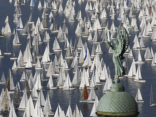 Яхты собрались на начало Барселонской регаты. Эта регата - одна из самых больших, в ней участвуют более 1800 судов.