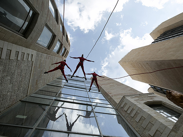 Участники Mystorin Theatre Group во время выступления в Иерусалиме.