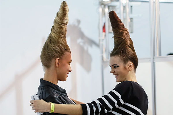 Модели за кулисами во время украинской недели моды.