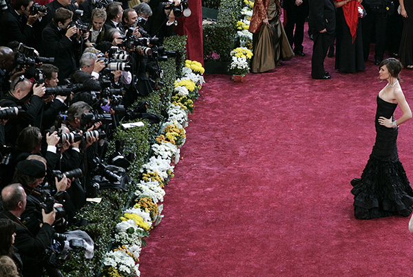 Актриса Дженифер Гарнер в платье от Оскара де ла Ренты перед началом 80-й церемонии вручения кинонаград "Оскар" в 2008 году.