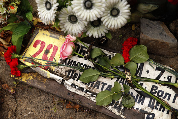 Цветы в память о погибших в результате теракта в пассажирском автобусе.