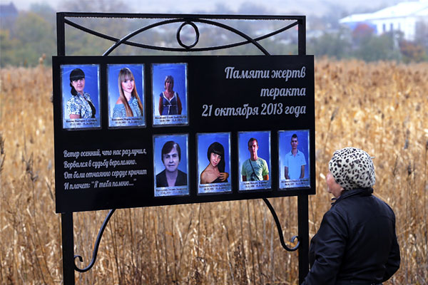 Жительница города у памятной доски.