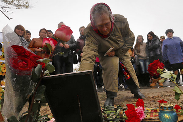 Возложение цветов к мемориалу на остановке "Лесобаза" в Волгограде.