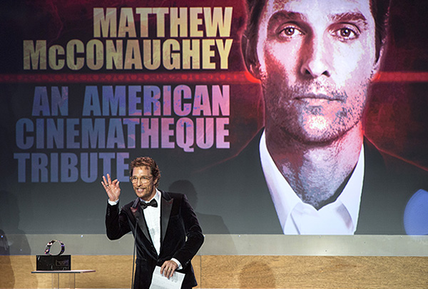 Мэттью Макконахи выступает с речью после вручения награды.