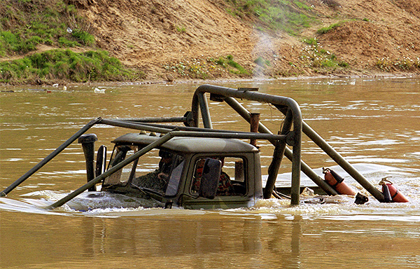 Так они ездили: соревнования по преодолению препятствий на грузовиках, 2001 год. На снимке: ЗИЛ преодолевает водную преграду.