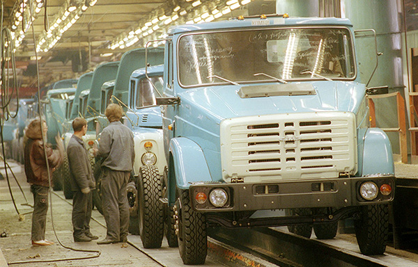 Акционерное московское общество было основано 2 августа 1916 года. Выросший на его базе ЗИЛ в сентябре 1992 года вновь был акционирован. Основная продукция "АМО-ЗИЛ" - грузовики среднего класса с бензиновыми и дизельными двигателями, способные работать при температуре от -50 до +50 градусов, на асфальтобетонных магистралях и грунтовых дорогах. На снимке: главный конвейер "АМО-ЗИЛ", 1993 год