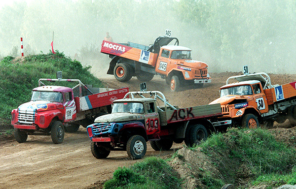 Автогонки грузовых автомобилей на приз мэра Москвы на подмосковном полигоне автозавода ЗиЛ, 19 сентября 1999 года. По результатам соревнования командный приз завоевали автогонщики ЗИЛа