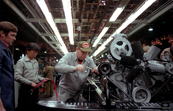 Космонавт Алексей Леонов во время Всесоюзного коммунистического субботника в объединении "Авто ЗИЛ", 1984 год