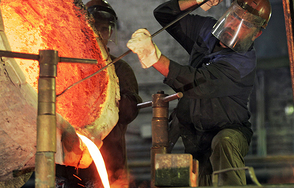 Заливка колокола рабочими в литейном цехе завода ЗИЛ. Российский автомобильный завод в день своего 90-летия подарил набор колоколов московскому храму Илии-Пророка в Черкизове, 2006 год