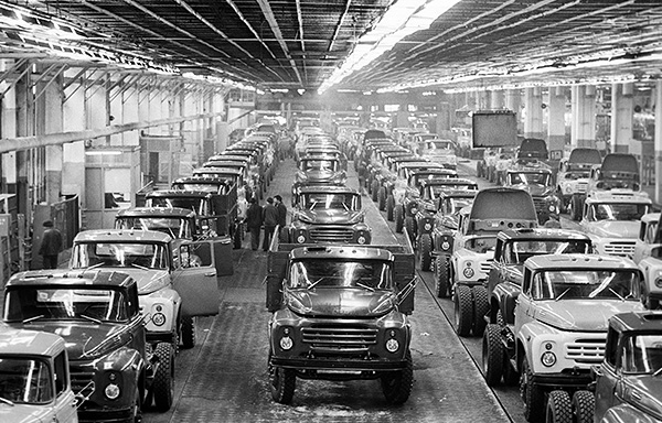 Отделочный участок грузовых автомобилей ЗИЛ-130 автосборочного корпуса. 1983 год