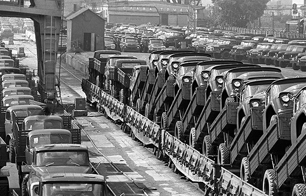 Произведенные на автозаводе имени И. А. Лихачева автомобили перед отправкой потребителям. 1973 год