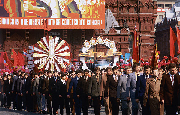 Демонстрация трудящихся на Красной площади. В колоннах демонстрантов представители коллектива завода имени Лихачева. 1984 год