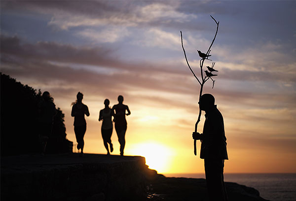 "Человек, играющий с птицами". Автор Ванг Шуганг. Наверное, очень приятно совершать утреннюю пробежку мимо такой красоты.