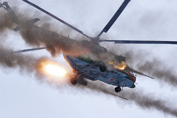 Транспортно-штурмовой вертолет МИ-8АМТШ во время демонстрационных показов.