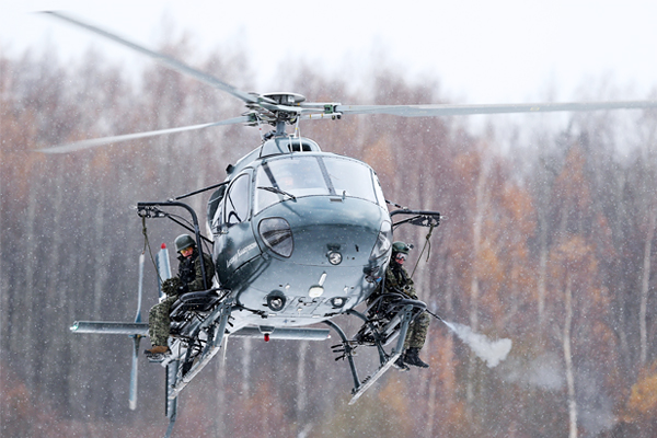 Вертолет Eurocopter AS 355N во время тактико-специальных учений.