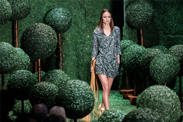 Модель демонстрирует одежду из коллекции дизайнера Алены Ахмадуллиной