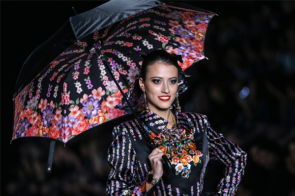 Модель во время показа коллекции Вячеслава Зайцева