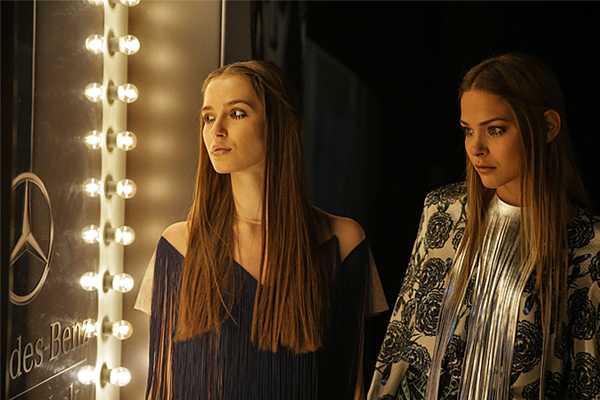 Модели перед выходом на подиум