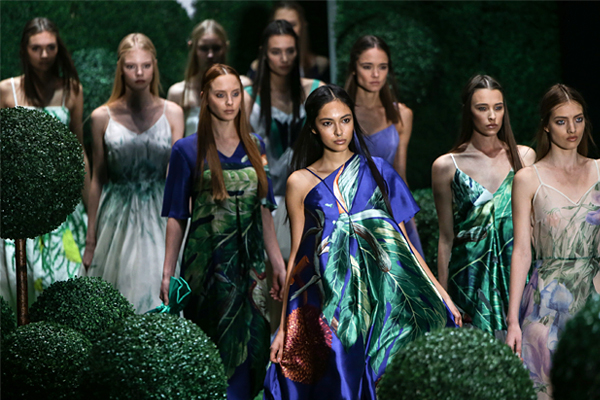 Во время показа коллекции Алены Ахмадуллиной