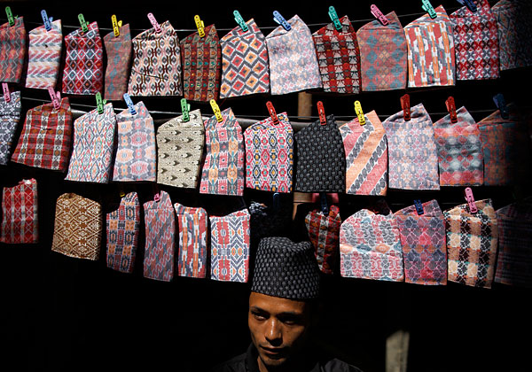 Торговец традиционными непальскими шапками на улице Катманду.