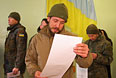 Бойцы батальона "Азов" на одном из избирательных участков.