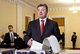 Президент Украины Петр Порошенко во время голосования на досрочных выборах в Верховную раду Украины на одном из избирательных участков.