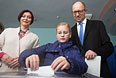 Премьер-министр Украины Арсений Яценюк с супругой Терезией и дочерью Софией во время голосования.