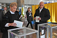 Лидер партии "Батькивщина" Юлия Тимошенко с супругом Александром во время голосования на досрочных выборах в Верховную раду Украины.