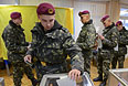 Солдаты президентского полка во время голосования.