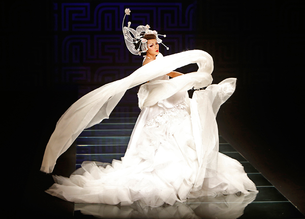 Модель во время показа коллекции дизайнера Хэй Лау.