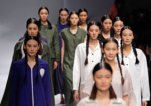 Во время показа коллекции дизайнера Чэнь Юань.