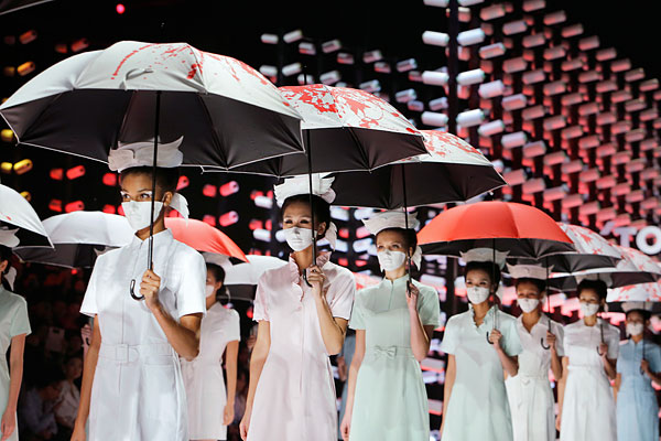 Показ коллекции дизайнера Лю Вэй.