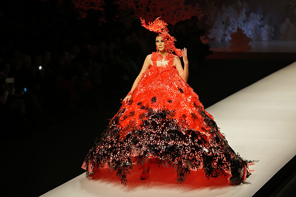 Модель представляет творение из коллекции китайского дизайнера Ци Ган.