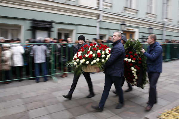 Перед церемонией прощания у Колонного зала Дома Союзов.