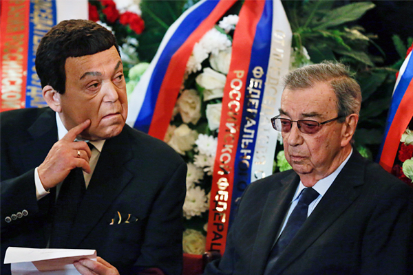 Иосиф Кобзон и Евгений Примаков на церемонии прощания.