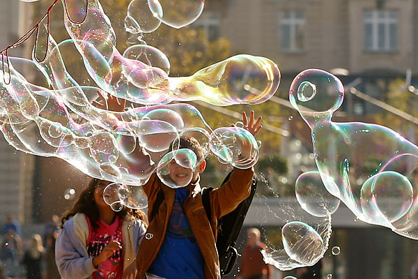На площади перед оперным театром в Цюрихе.