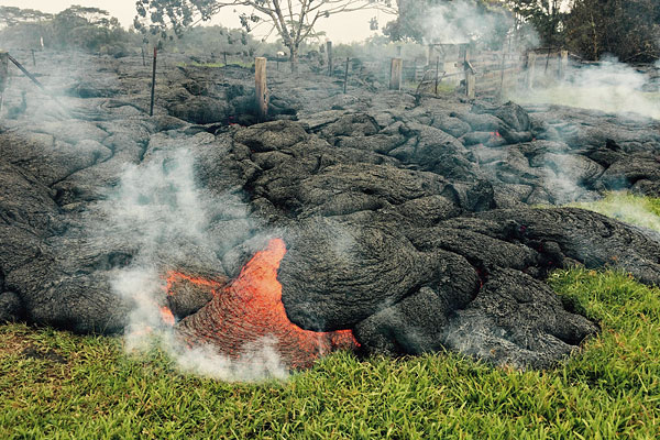 Потоки лавы гавайского вулкана Килауэа.