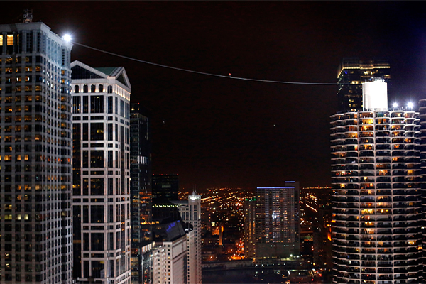 Сначала Ник Валленда прошел по канату, натянутому под углом 19 градусов между высотками, стоящими на противоположных берегах реки Чикаго.